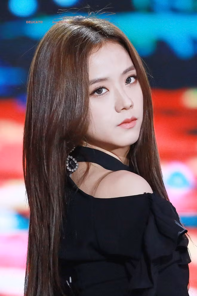 Dù dàn sao nhà YG thường sở hữu những nhan sắc cá tính, song Ji Soo lại mang vẻ đẹp dịu dàng, đầy nữ tính, chính điều này tạo nên sự khác biết với phần còn lại của Black Pink.
