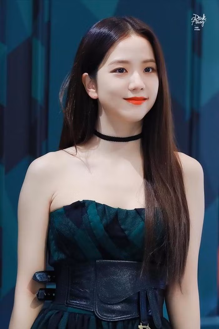 Sau khi ra mắt cùng các thành viên Black Pink, Ji Soo nhanh chóng trở thành một trong những nữ nghệ sĩ sở hữu ngoại hình thuộc hàng top trong giới thần tượng.
