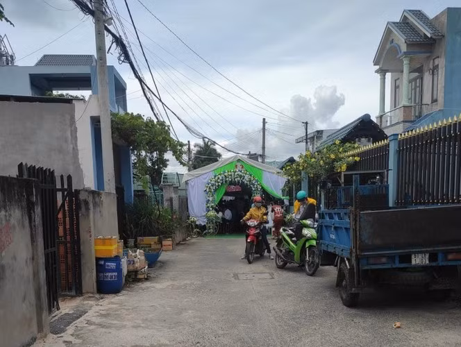 Hình ảnh dựng rạp chắn ngang đường làm cản trở xe ô tô qua lại, còn xe máy phải tìm cách lách qua khá khó khăn.