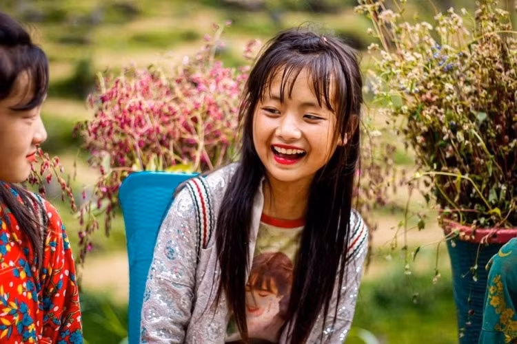 Mặc dù chỉ nói về quê tạm thời nhưng dân mạng đồn đoán rằng cô bé có biệt danh Phúng Phính Hà Giang khó có khả năng quay trở lại cuộc sống tất bật ở thành thị như trước đây.