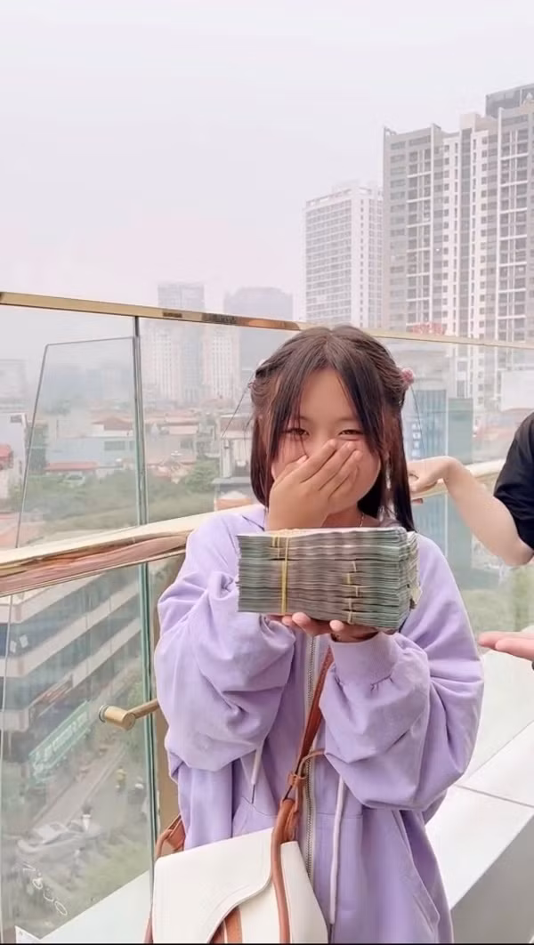 Chỉ trong thời gian ngắn, cuộc đời cô bé dân tộc này như bước sang trang mới khi có tiền mua xe, mua vàng cho bố mẹ.