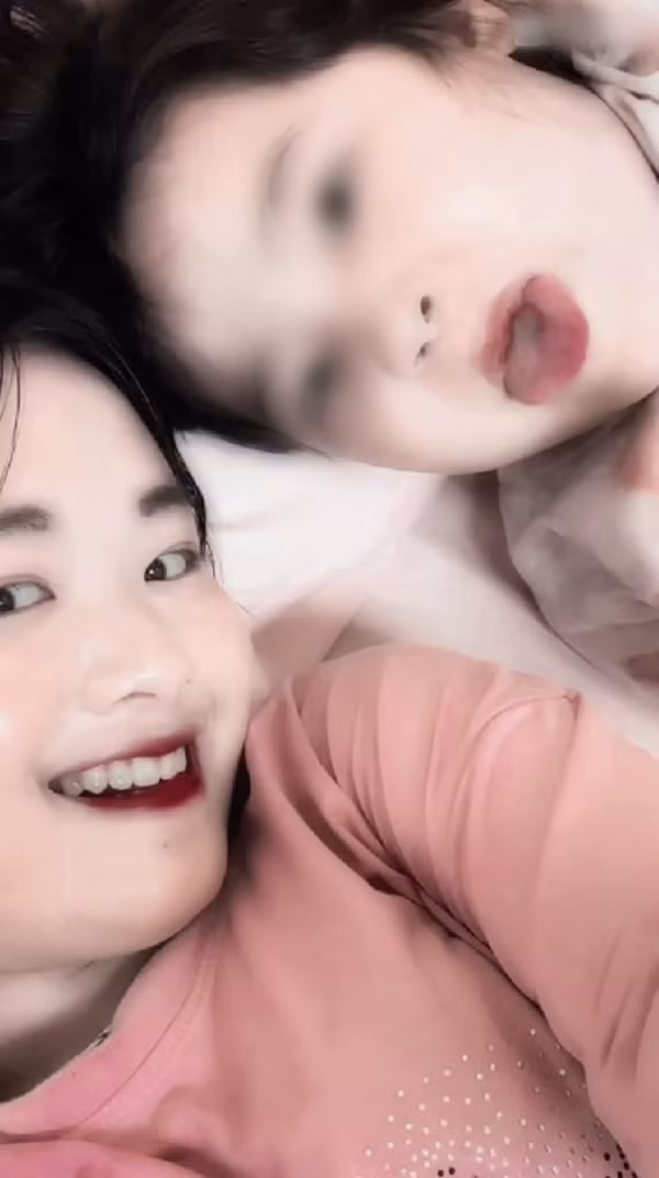 Mới đây, Mua Thị Dua biệt danh Phúng Phính Hà Giang đã đăng tải đoạn clip ngắn với tinh thần khá vui vẻ. Đặc biệt, cô bé còn xác nhận chuyện mình đã có mặt ở Hà Nội.