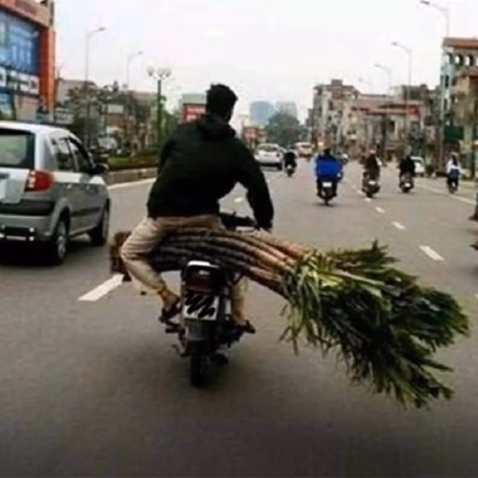 Thay vì chấp hành luật giao thông thì một số người vì "lý do này, lý do kia" vẫn tiếp diễn những màn "làm xiếc trên đường".