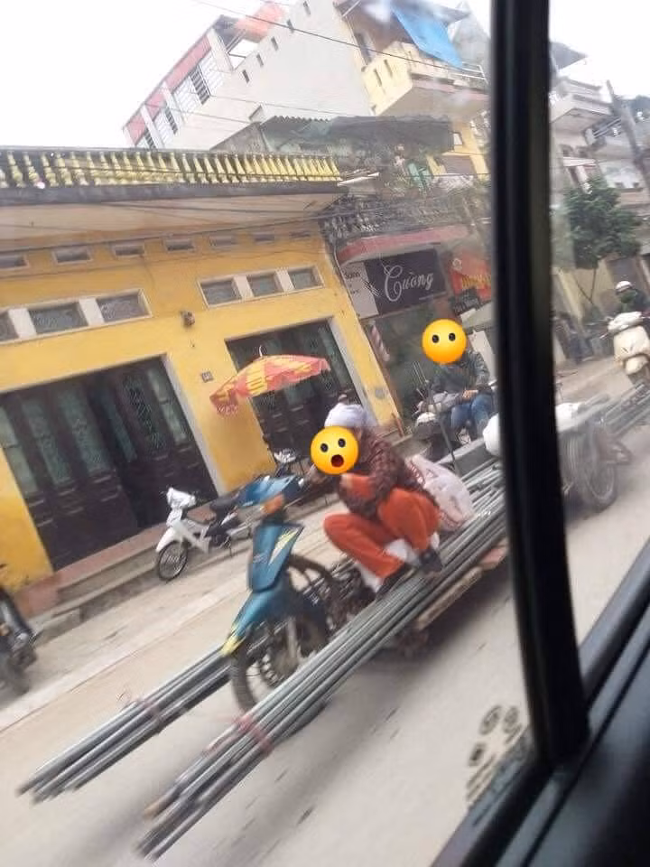 Mới đây trên MXH, loạt hình ảnh tham gia giao thông cực bá đạo được dân tình tổng hợp khiến ai nhìn cũng phải giật bắn mình.