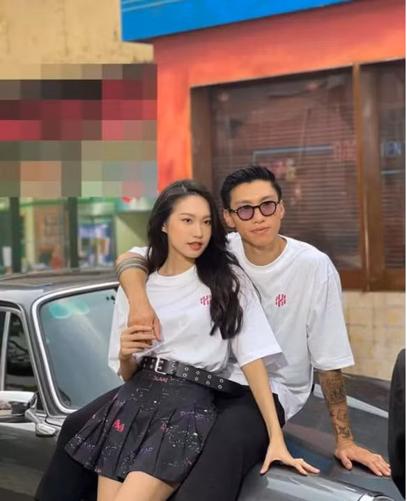 "Happy birthday my love" (Tạm dịch: "Chúc mừng sinh nhật tình yêu của tôi"), cầu thủ Đoàn Văn Hậu viết.