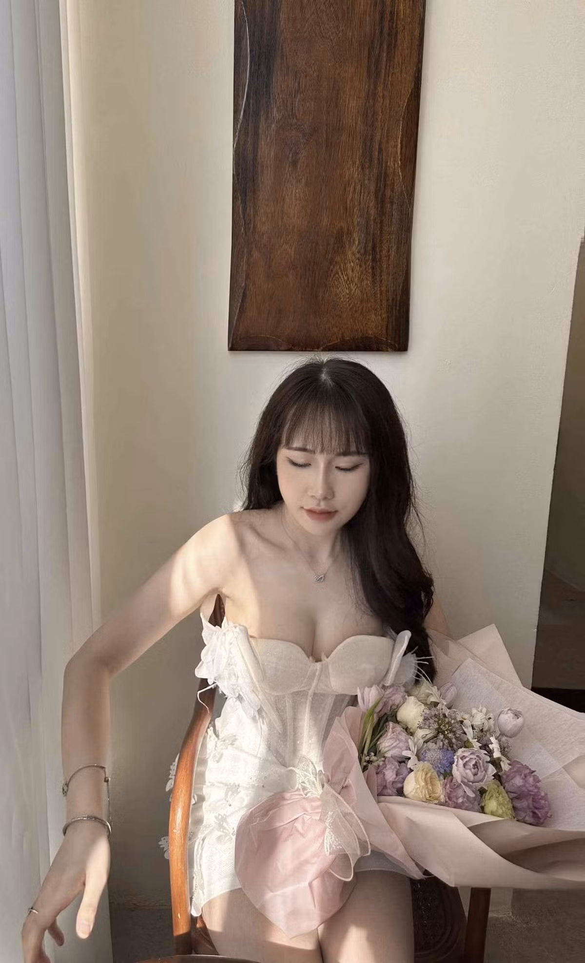 Trên trang cá nhân của mình, nữ cơ thủ này đã đăng tải những bức hình với vẻ ngoài xinh đẹp và thần thái cuốn hút.