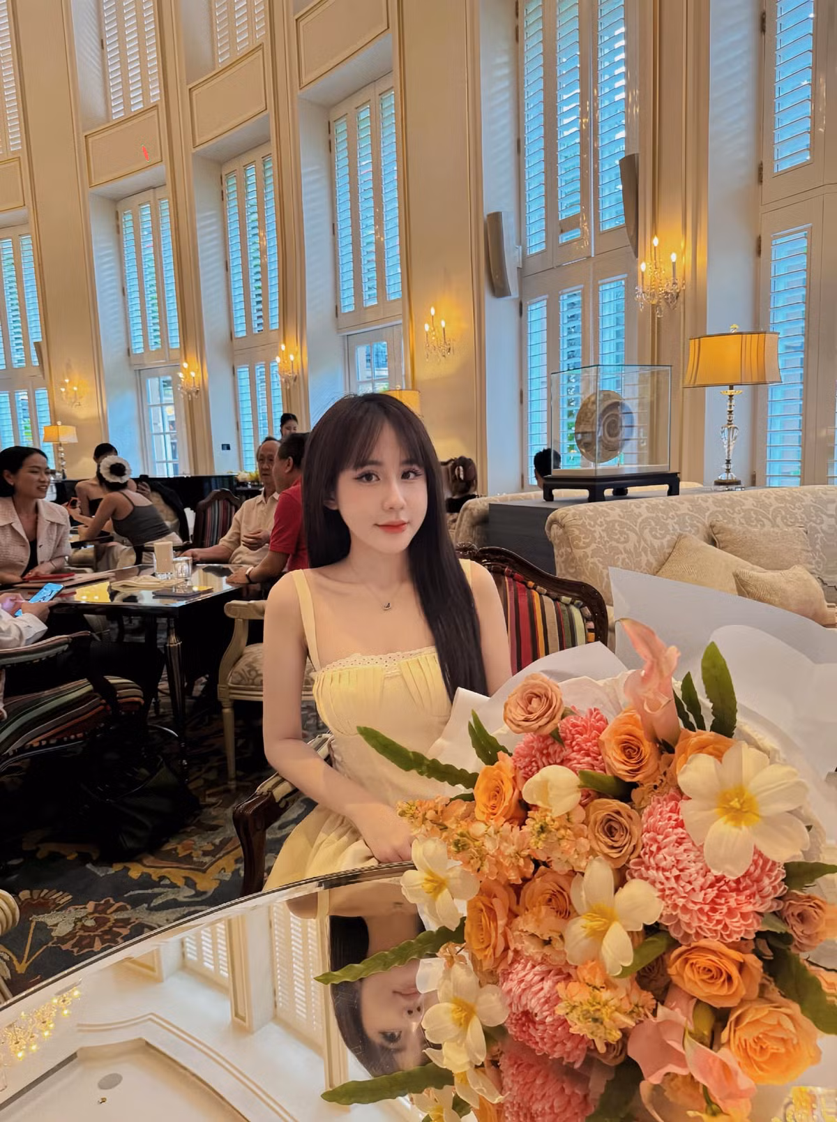 Tuyết Anh diện trang phục tôn lên những đường cong của cơ thể và sử dụng những caption đầy ẩn ý, khiến cho không ít người phải thốt lên ngưỡng mộ và "thả tim" không ngớt.