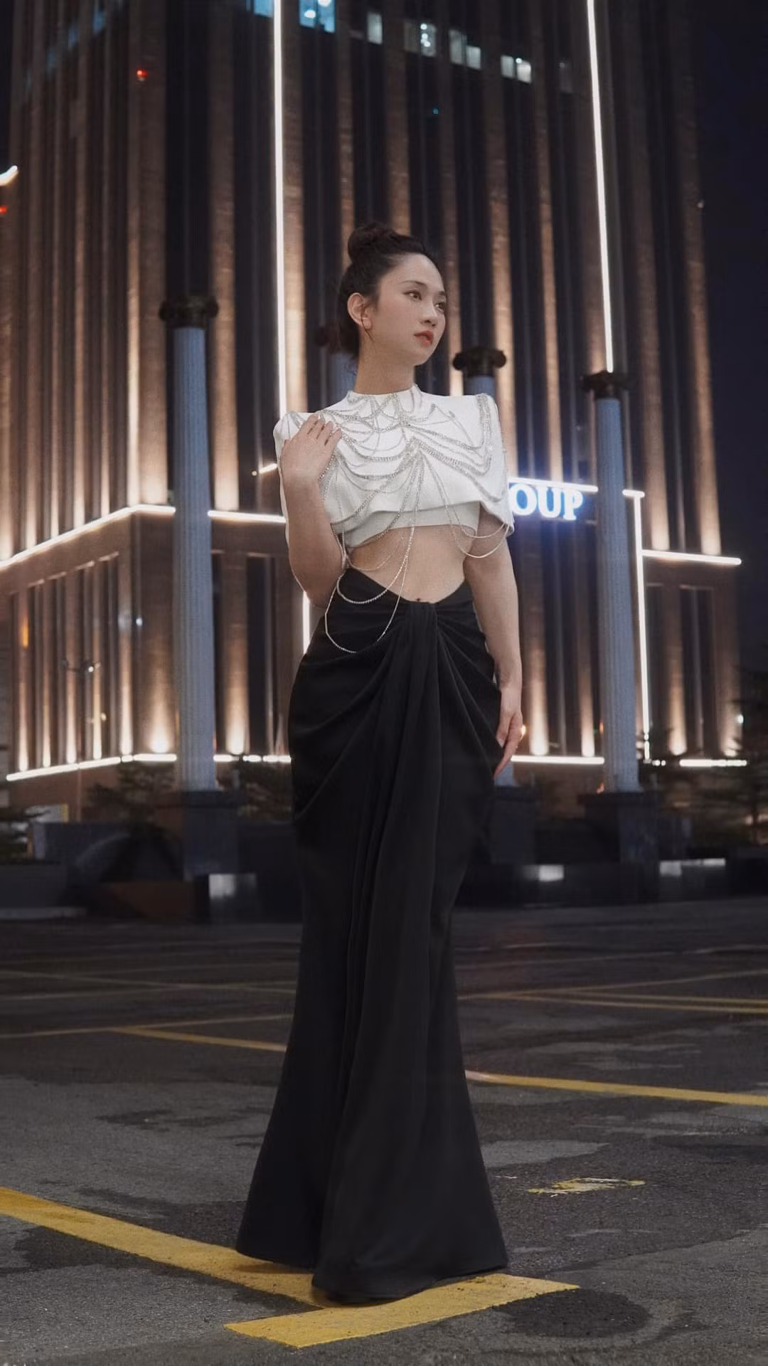 Thời gian gần đây, Lê Bống được khen ngợi về phong cách thời trang ngày càng trưởng thành hơn.