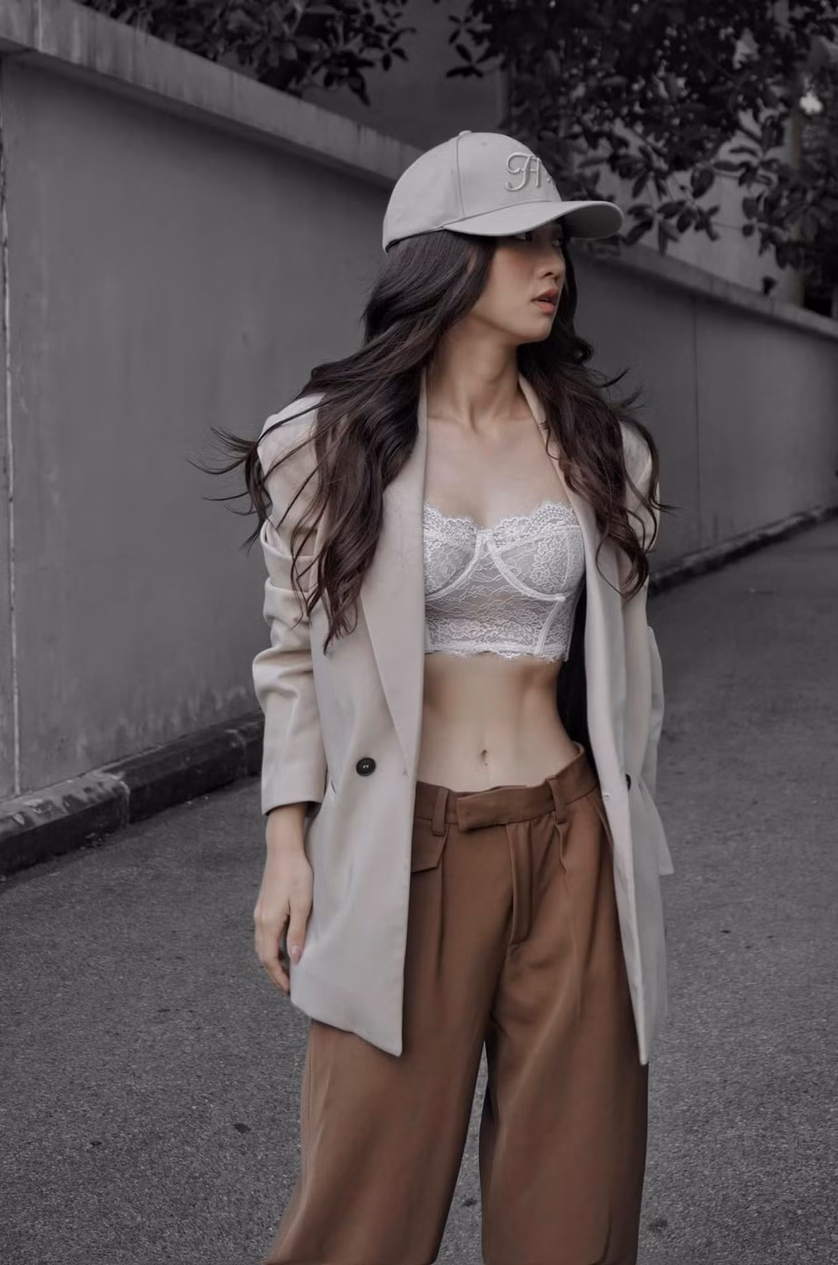 Cách phối màu tương đồng mang tới hình ảnh nền nã cho người đẹp Hà Thành.