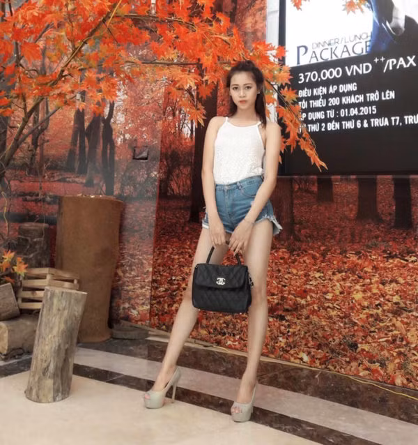 Thời mới chập chững bước chân lên Sài Gòn, Việt Phương Thoa nuôi rất nhiều ước mơ. Vừa là sinh viên Đại học Văn hóa, vừa phục vụ ở quán cà phê nhưng cô rất đam mê những hoạt động liên quan đến nghệ thuật.