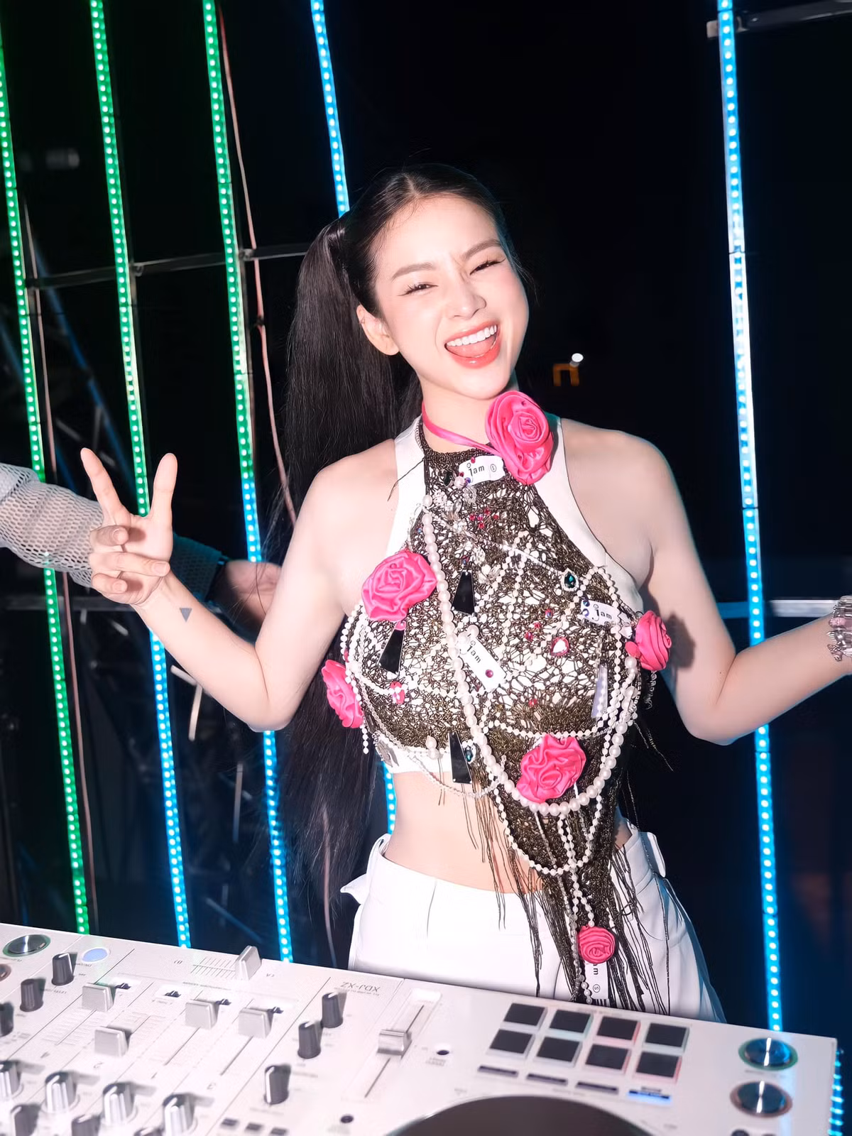 DJ Mie tên thật là Trương Tiểu My, sinh năm 1995, quê Đà Nẵng. Nhờ gương mặt xinh xắn, 9x còn được khán giả và đồng nghiệp phong là "hoa hậu DJ".