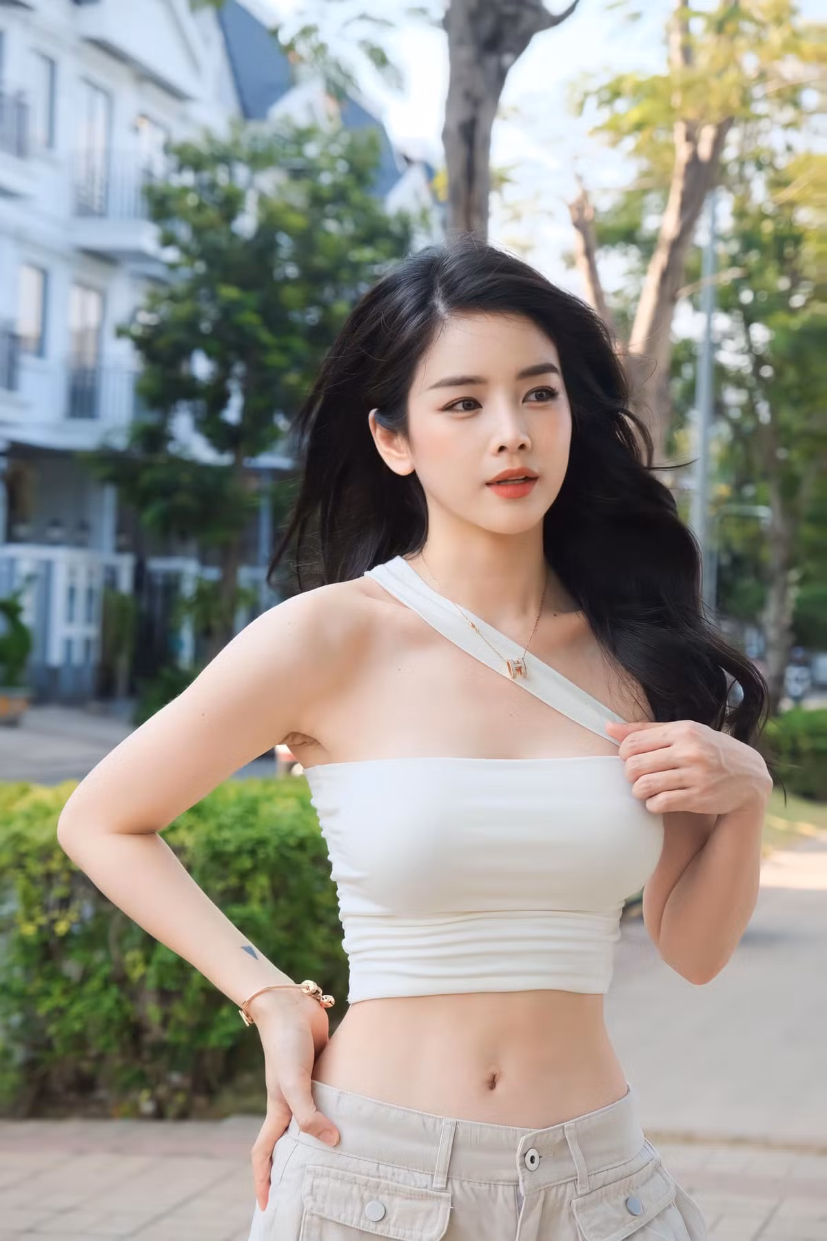 Học hết cấp 3, Mie thi vào trường cao đẳng Múa Việt Nam. Người đẹp nhớ lại, trong một lần đi show diễn cho DJ Lê Trình, cô biên đạo và biểu diễn bài Love you and love me. Sau một thời gian cả hai làm việc chung, 9X biết đến và hiểu hơn về nghề DJ.
