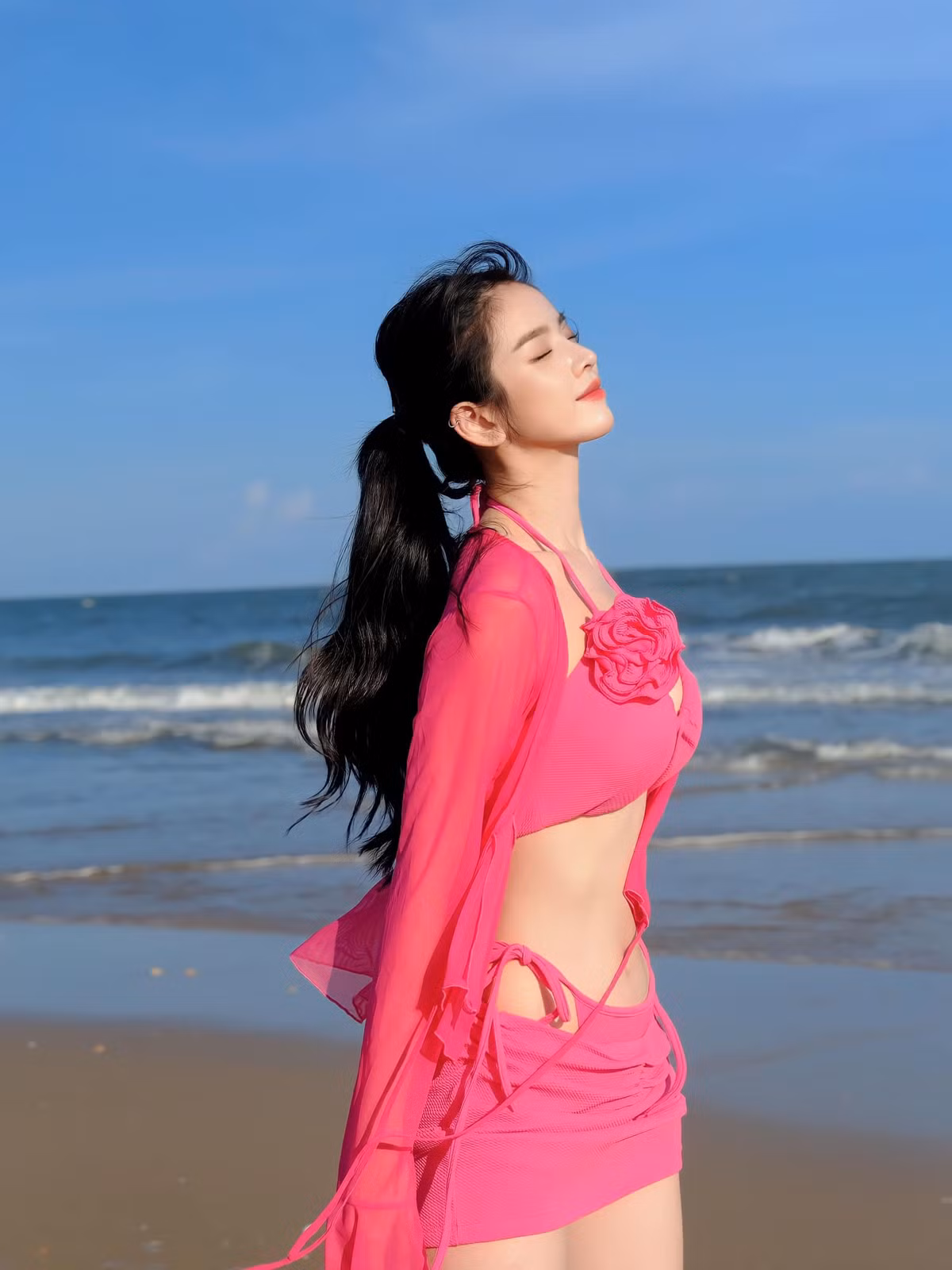 Trong bộ ảnh mới đăng trên Facebook cá nhân, DJ Mie khoe dáng với bikini màu hồng bên bãi biển. Sắc vóc gợi cảm, cuốn hút của nữ DJ nhận về gần 150 nghìn lượt like (thích), hàng nghìn bình luận khen ngợi của cư dân mạng.