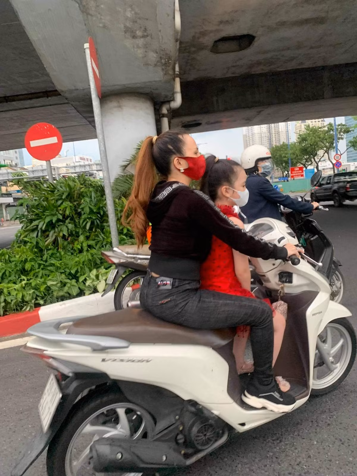 Ngoài ra, nhiều người cũng lo ngại cho sức khỏe của bé gái khi cùng người mẹ rong ruổi khắp phố phường trong ngày giãn cách xã hội.
