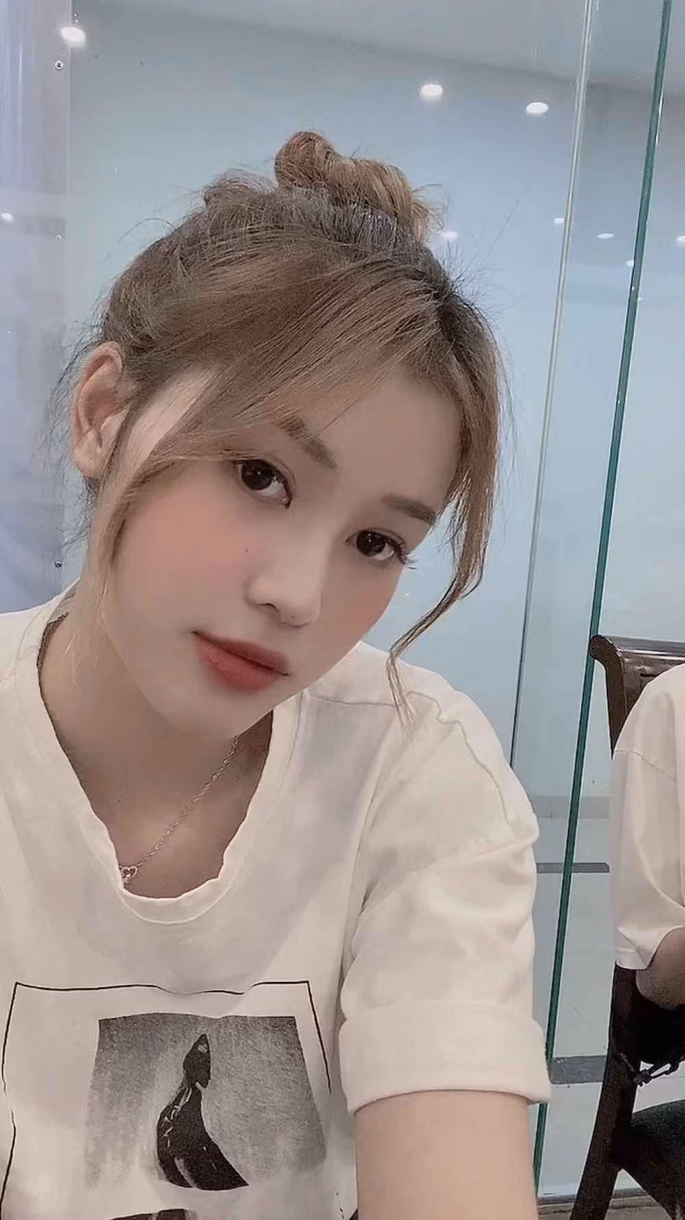 “Người ta gửi những ảnh bất lịch sự, gạ đi uống cafe, khách sạn… nhiều lắm. Có người trả giá thẳng 1.000 USD. Nhưng tôi sợ lắm, nhìn thấy tin nhắn đó là chặn luôn. Nhiều lúc họ nhắn liên tục, tôi giả vờ vào đưa cái giá cao hơn xem họ phản ứng sao, họ im và lúc đó mới không làm phiền nữa”, Hương bộc bạch.