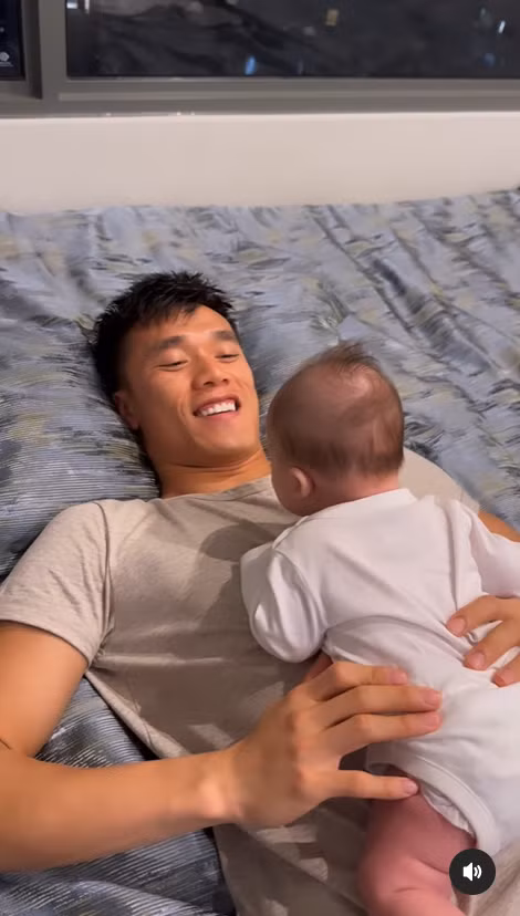 Trước khoảnh khắc bình yên mà hạnh phúc này, Bùi Tiến Dũng viết: “Khi nhìn ngắm một đứa trẻ, cho dù chúng ta đang có một ngày tồi tệ đến thế nào thì cũng sẽ tự mỉm cười và cảm thấy biết ơn cuộc đời này biết bao”.