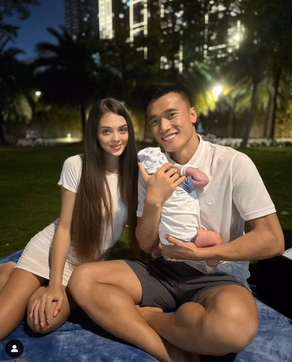 Có vợ con ở bên cạnh, bao nhiêu áp lực, mệt mỏi đối với chàng thủ thành xứ Thanh cũng bay biến hoàn toàn.