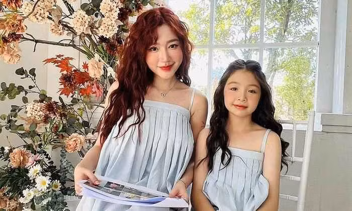 Con gai Elly Tran lam dieu nay cho me khien netizen cam dong