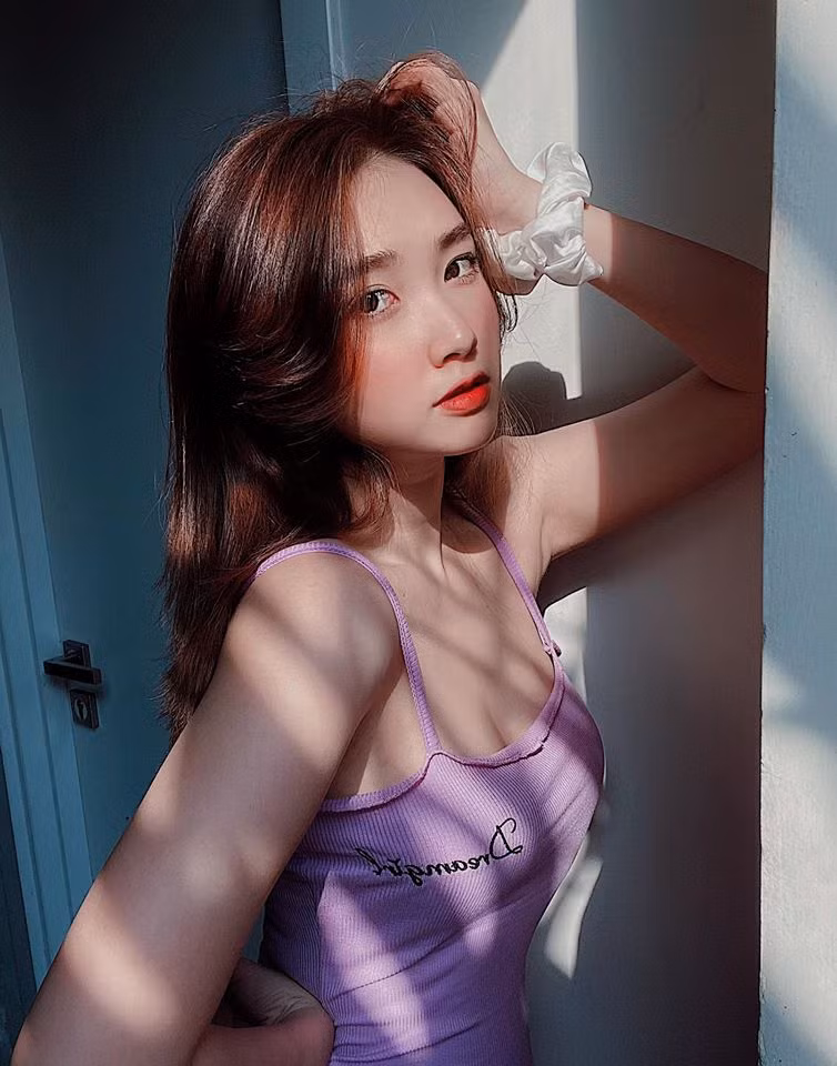 Thanh Mèo tên đầy đủ Lê Thị Thanh, sinh năm 1996 và hiện ở quận Thủ Đức. Cô nàng này từng được biết đến là bạn gái tin đồn với thủ môn Bùi Tiến Dũng.
