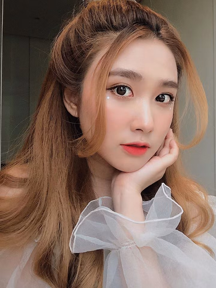 Video liên quan đến "xe Mẹc" của Thanh Mèo nhanh chóng thu về hơn 52.000 lượt thả tim cùng hàng ngàn bình luận chỉ sau một thời gian ngắn đăng tải. Tuy nhiên, bình luận bên dưới lời khuyên này lại được chia làm rất nhiều luồng ý kiến trái chiều.