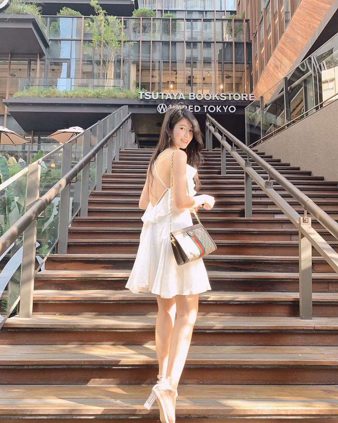 Lúc ấy, Lin Jiayi chia sẻ cô làm công việc phụ hồ là vì gia đình mình. Việc hằng ngày của cô nàng là vận chuyển giàn giáo từ xe tải ra, lắp ráp chúng trên công trường.