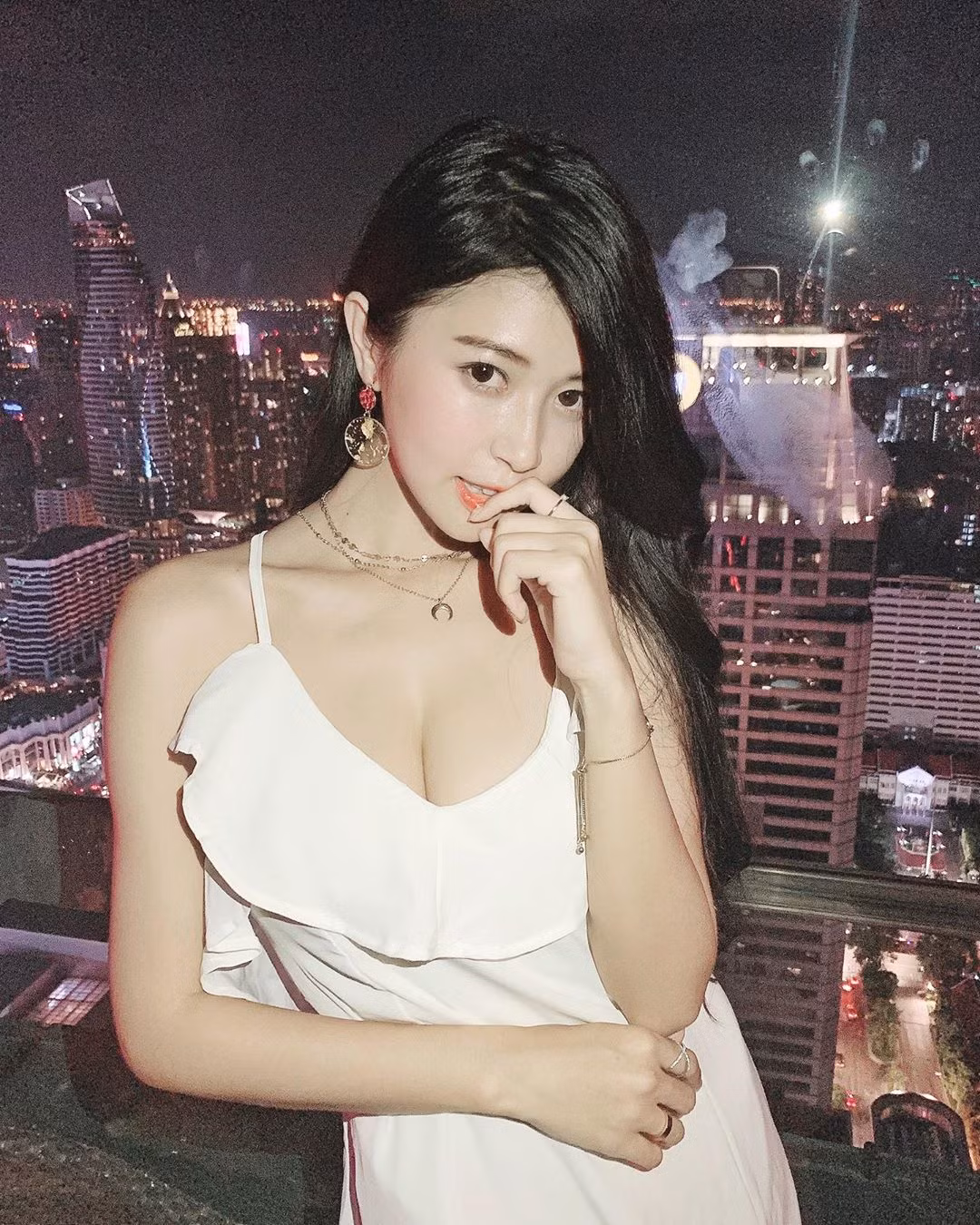 Lin Jiayi là một hiện tượng đáng nể khi từ một cô gái bình dân, bằng sự nỗ lực của bản thân cộng với một chút may mắn mà giờ đây cô đã có được rất nhiều điều mà bao người thầm ao ước.
