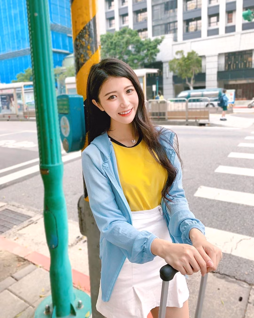 Ngay sau khi bức ảnh bê giàn giáo được đăng tải lên mạng, Lin Jiayi ngay lập tức gây sự chú ý và không ít người gọi cô bằng biệt danh " hot girl phụ hồ".