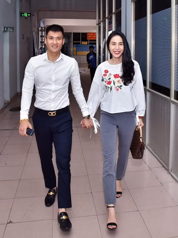 Nhiều năm qua, Công Vinh vẫn nắm tay Thuỷ Tiên, bền chặt bất chấp thời gian.