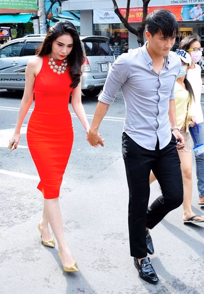Thế nhưng Công Vinh và Thủy Tiên vẫn yêu, rồi cưới, rồi sinh một bé gái. Chàng cựu cầu thủ đội tuyển Việt Nam chiều vợ cỡ nào, nếu ai thường theo dõi chuyện showbiz, có lẽ không còn lạ.