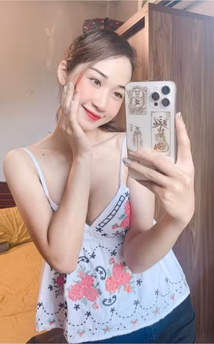 Cô giáo trẻ có sở thích chụp ảnh, đặc biệt là những khoảnh khắc bên học trò để lưu giữ kỷ niệm.