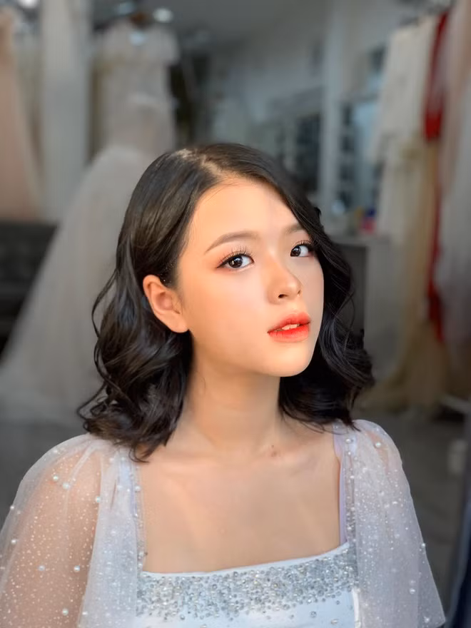 Dù kín đáo nhưng Hồng Khanh vẫn có sức hút bởi sự thanh lịch, quyến rũ và đặc biết rất khí chất.