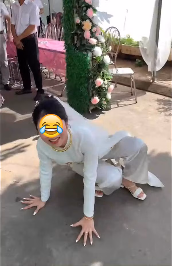 Cụ thể, trên trang FB F.V.N mới đây đã chia sẻ lại khoảnh khắc đáng nhớ này của một cô dâu kèm dòng chia sẻ: "Lễ đi ăn cưới mà gặp quả cô dâu này bất ổn quá. Nhà trai đem trầu cau tới, cô nhảy hiphop đón: “Bất giờ chưa quan viên 2 họ?".