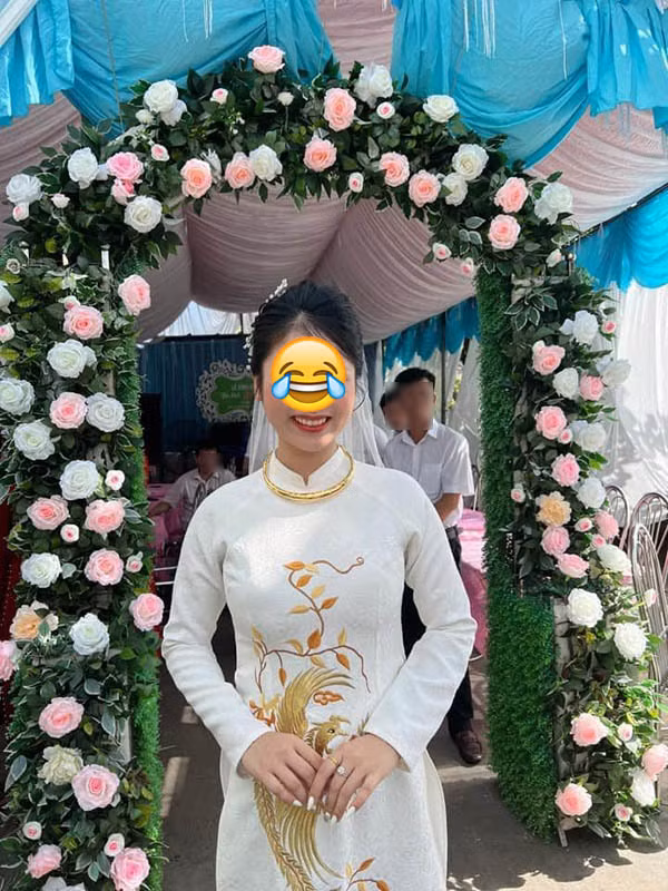 Với các cô dâu, ngày cưới là ngày trọng đại và ai cũng luôn muốn giữ hình tượng xinh đẹp, thùy mị nết na. Tuy nhiên, cô dâu dưới đây là một ngoại lệ khi diện áo dài, trang điểm đẹp nhảy hiphop để chào đón nhà trai mang trầu cau tới ăn hỏi.