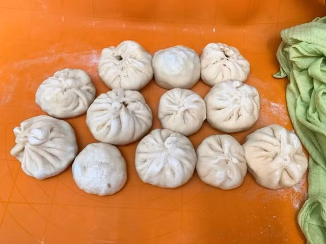 Nguyễn Quang Sơn (sinh năm 1997, quê Thái Bình, hiện đang sinh sống và làm việc ở châu Âu). Mới đây, anh chàng đã khoe những bức ảnh làm bánh bao thảm họa của mình và trở thành "trò giải trí mùa dịch" cho nhiều người.