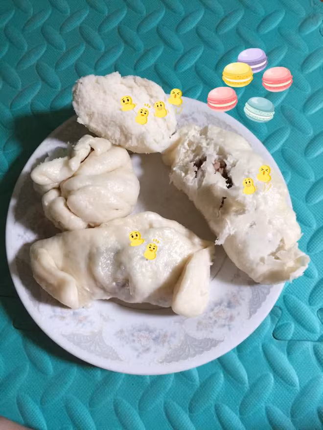 Nhà mình thì thường ba là người nấu ăn, vì chắc do ba mình từng là đầu bếp, nên lúc nhỏ mình hay được phụ ba nấu ăn, được ba chỉ cho nhiều mẹo hay khi làm bếp, chắc có lẽ vì điều đó mình cũng yêu bếp và được truyền niềm đam mê đó từ ba. Dù rằng thành quả của mình chưa được ngon như món ba nấu". Sơn chia sẻ thêm.