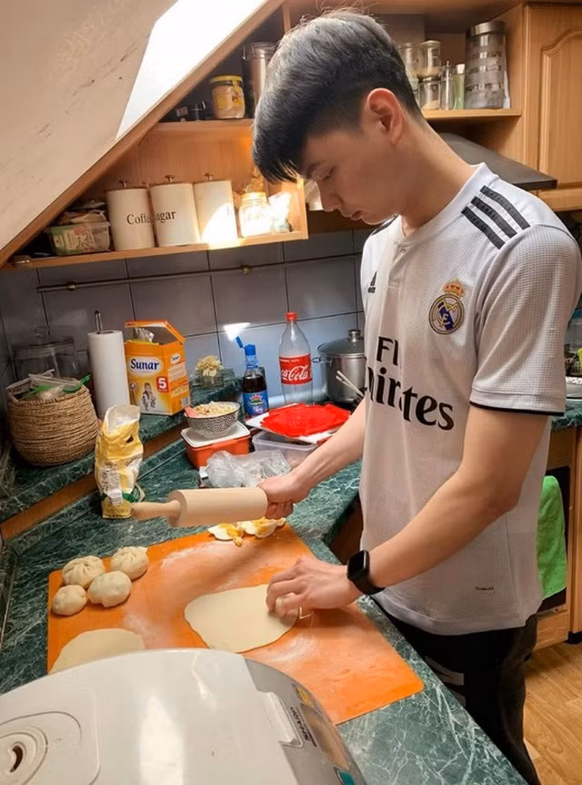 Trong thời điểm thực hiện cách ly toàn xã hội, nhiều anh chàng đã tranh thủ trổ tài vào bếp để thực hiện những món ăn phục vụ gia đình, bạn bè và để khoe sự đảm đang lên MXH. Mới nhất, anh chàng có tên Nguyễn Quang Sơn đăng tải những bức ảnh làm bánh bao khiến dân mạng đi hết từ hy vọng rồi chuyển sang thất vọng.