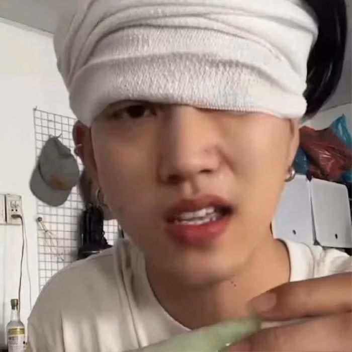Giữa lúc dân mạng đang xôn xao bàn tán về quyết định ngưng review quán ăn của Hà Linh và xem xét có nên cho cô nàng cơ hội để sửa chữa thì mới đây, nhiều người bất ngờ phát hiện 1 nam Tiktoker là Nờ Ô Nô đăng tải đoạn clip bày tỏ sự đồng cảm, bênh vực Hà Linh.