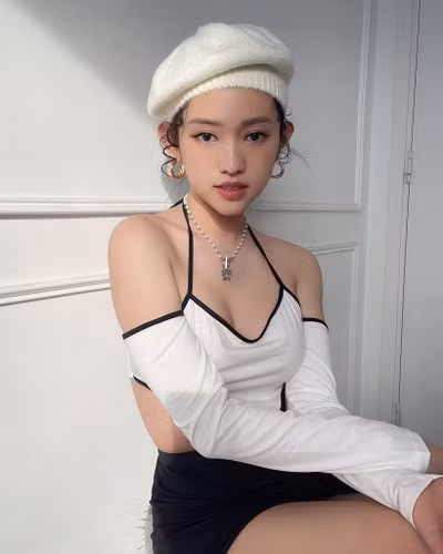 Kể từ khi đặt lại túi ngực, hot girl thị phi này tiếp tục theo đuổi phong cách thời trang gợi cảm. Cô không ngần ngại diện những bộ cánh hở hang táo bạo, hay lộ hẳn nội y bên trong mỗi khi đi ra ngoài.