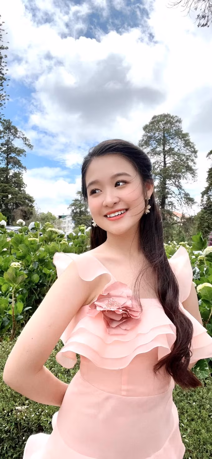 Danh tính hot girl Gen Z không ai khác chính là Lê Huỳnh Bảo Ngọc, nữ diễn viên sinh năm 2008 và được nhiều người ưu ái gọi là Hoa khôi nhí Tây Đô.