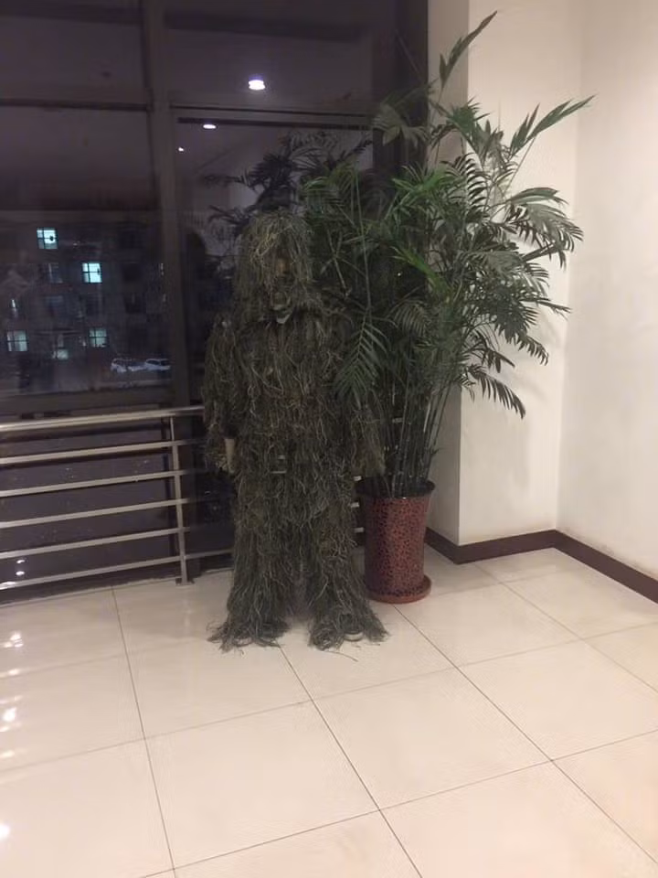 Đẹp đẽ chưa thấy đâu, chỉ thấy "dở khóc dở cười" vì cậu chàng lăn lê bò toài từ trong nhà ra tới sân vườn.