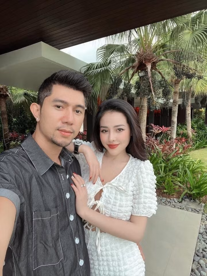 Để đánh dấu sự kiện, Lương Bằng Quang chia sẻ bộ ảnh cưới cả hai đã chụp từ vài năm trước, kèm lời tâm sự: "Cặp đôi hơn 7 năm rồi, giờ thấy tình cảm ủng hộ của bà con khán giả trên toàn thế giới mới thấy họ luôn thứ tha và mở rộng vòng tay cho bất kỳ ai chịu hoàn thiện bản thân".