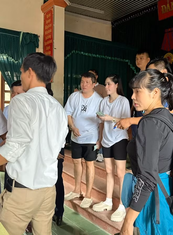Hộ bị ảnh hưởng nặng hư hại nhà: 5 triệu/hộ; Hộ bị sập hoàn toàn nhà: 30 triệu/hộ; Cá nhân bị thương: 5 triệu/người. Ngày mai Băng sẽ đến xã Vĩnh Ô, huyện Vĩnh Linh nhé, nơi có 1500 người dân đang bị cô lập do sập cầu". Đoàn Di Băng chia sẻ thêm.