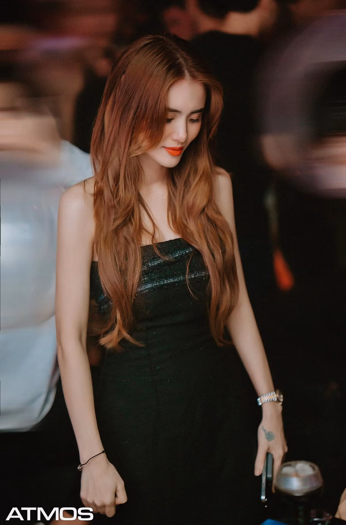 Trên trang cá nhân, Khánh Chi khoe vóc dáng thon gọn, gợi cảm.