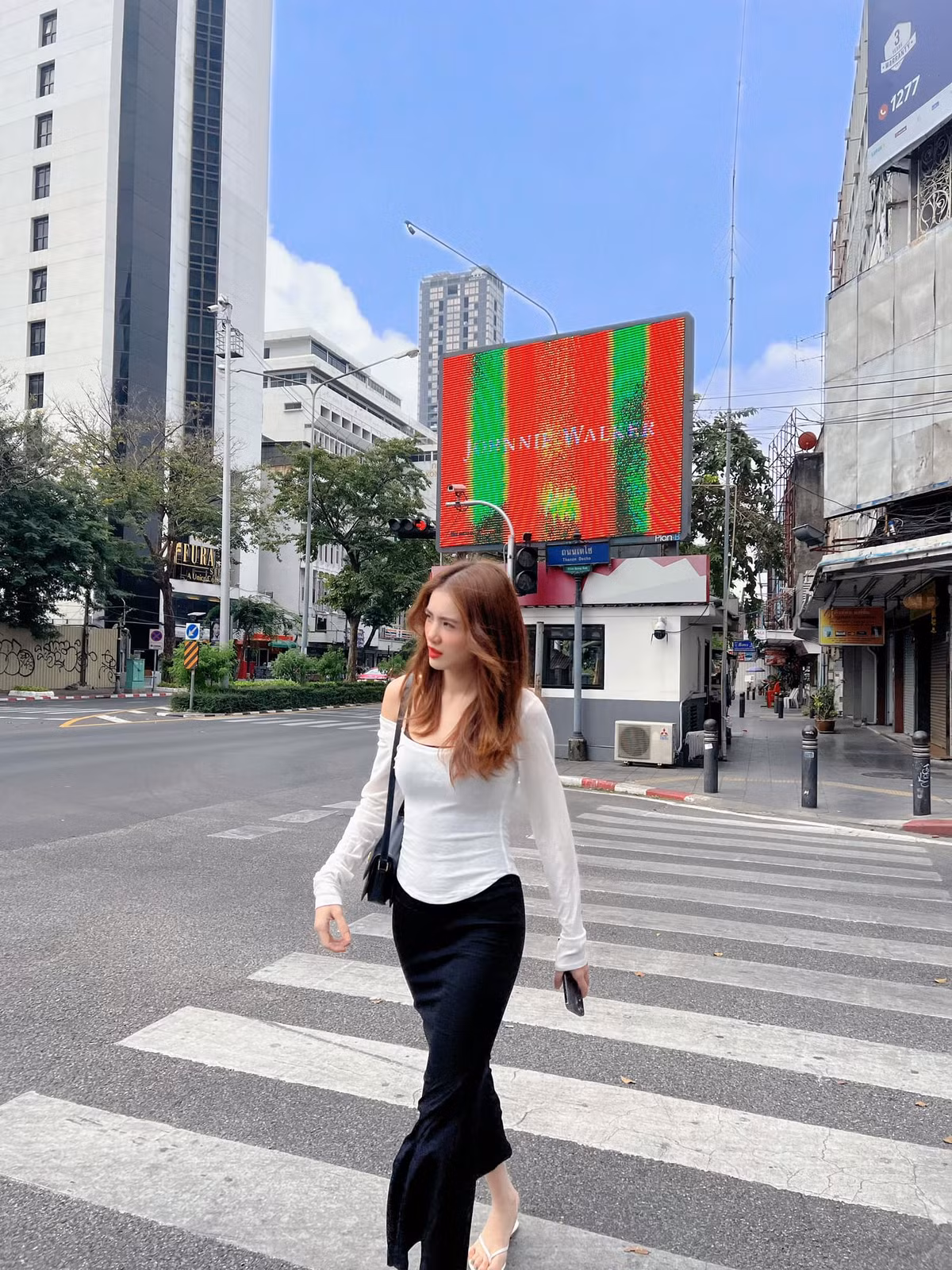 Kết thúc cuộc hôn nhân không trọn vẹn và quyết định làm mẹ đơn thân, Khánh Chi đã sang Singapore làm việc, gửi con cho ông bà ngoại chăm sóc. Ở nơi đất khách quê người, hot mom từng tâm sự nhận được rất nhiều lời mời đi hát tại các quán bar, câu lạc bộ sang trọng.