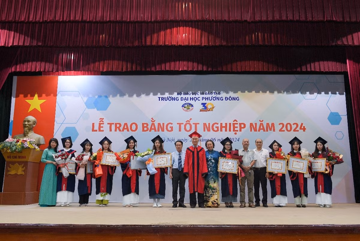 Gan 800 sinh vien DH Phuong Dong rang ro trong ngay tot nghiep-Hinh-7