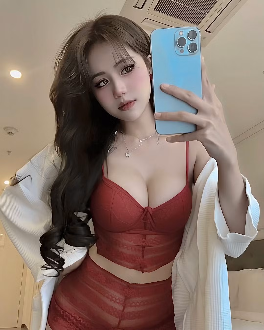 YuGi vốn được biết đến với lối chơi điêu luyện và phong cách stream thu hút, vừa gây sốt khi xuất hiện trong bộ bikini nóng bỏng, khoe được góc nghiêng "thần thánh" cùng vẻ ngoài quyến rũ của mình.