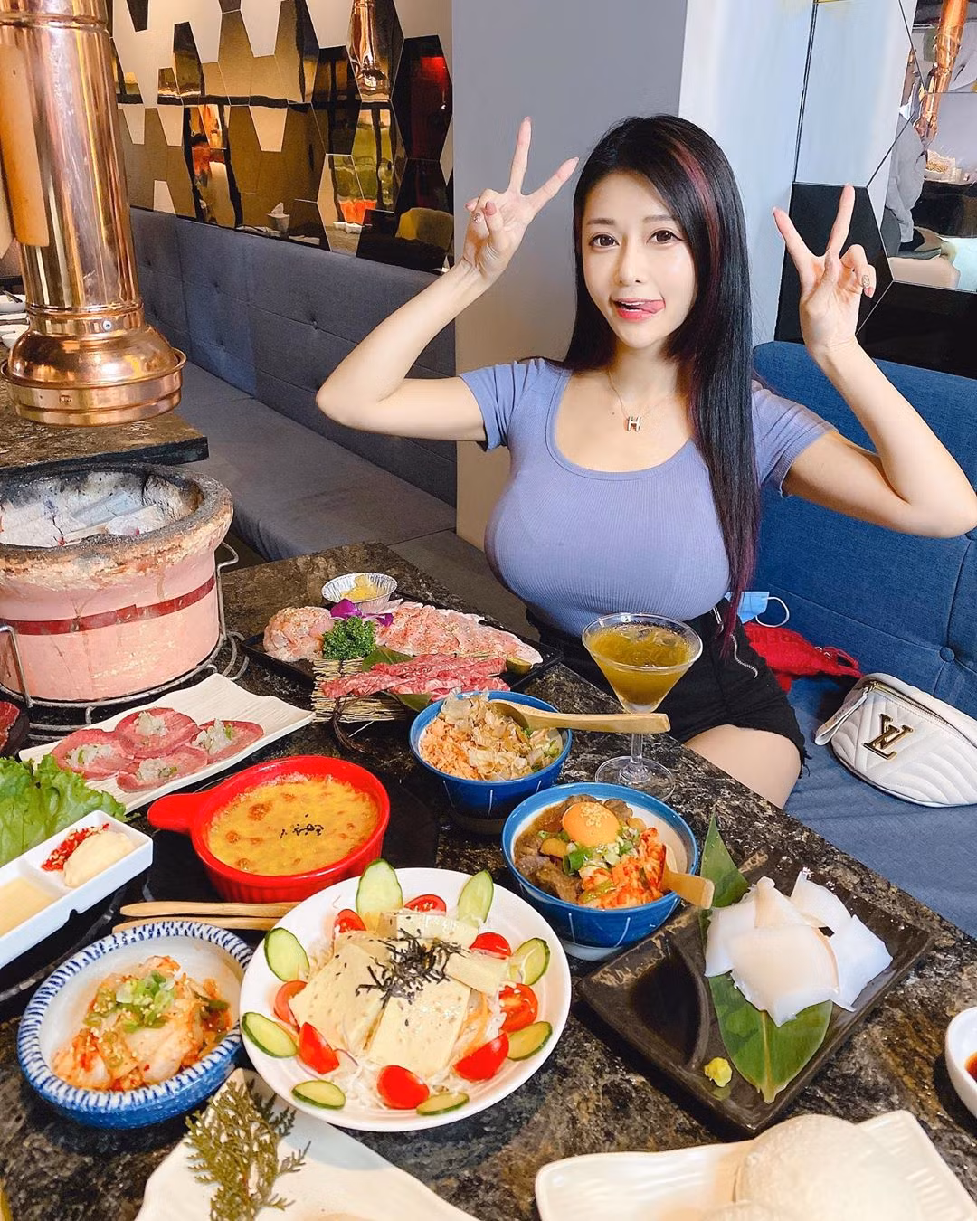 Ở dưới phần bình luận, các fan cũng đua nhau khen ngợi sự cảnh giác của An Xi, cũng như thừa nhận rằng cô nàng đã thật sự may mắn và nên cẩn thận hơn trong những lần chụp hình sau.