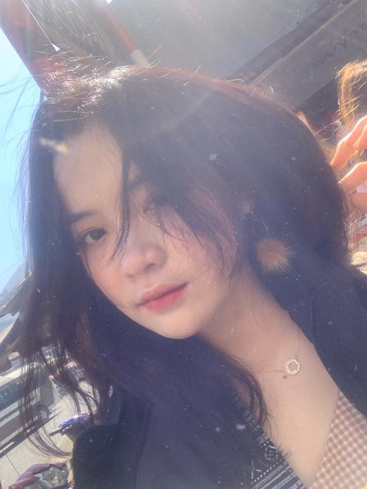 Hiện tại, việc tiên quyết Linh phải làm là tốt nghiệp đúng hạn, tốt nghiệp xong Linh sẽ có thể tập trung hết 100% năng suất làm việc em đang theo đuổi.