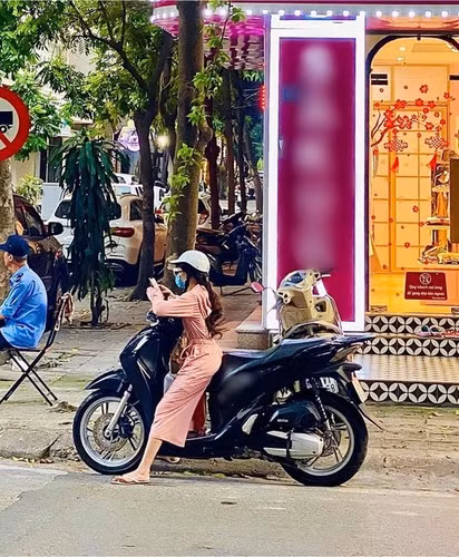 Phải thừa nhận một điều rằng chân dài có khá nhiều lợi thế còn những người sở hữu chiều cao "nấm lùn" thì khá vất vả khi gặp tình huống điển hình như việc đi những chiếc xe cao.