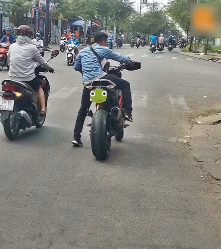 Chẳng thấy sự ngầu đâu mà thay vào đó là sự vất vả mỗi lần dừng xe để chống chân.